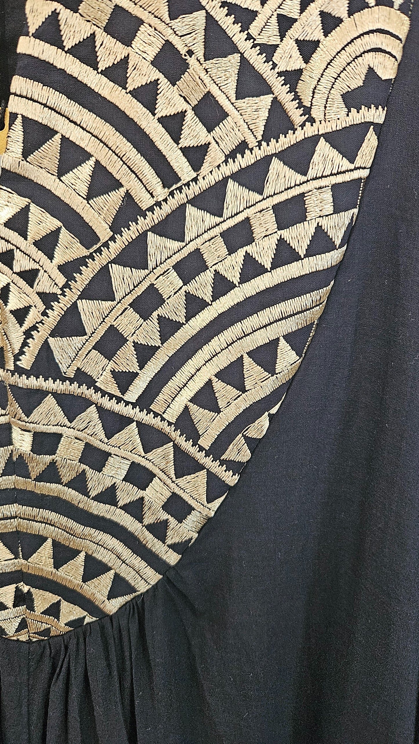 Vestido Negro Bordados Dorado