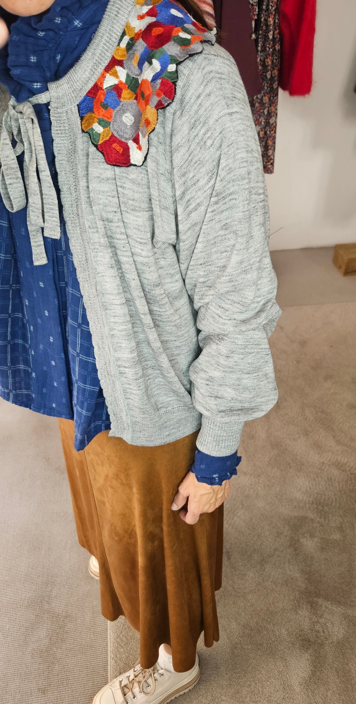 Chaqueta Gris con Cuello Bordado