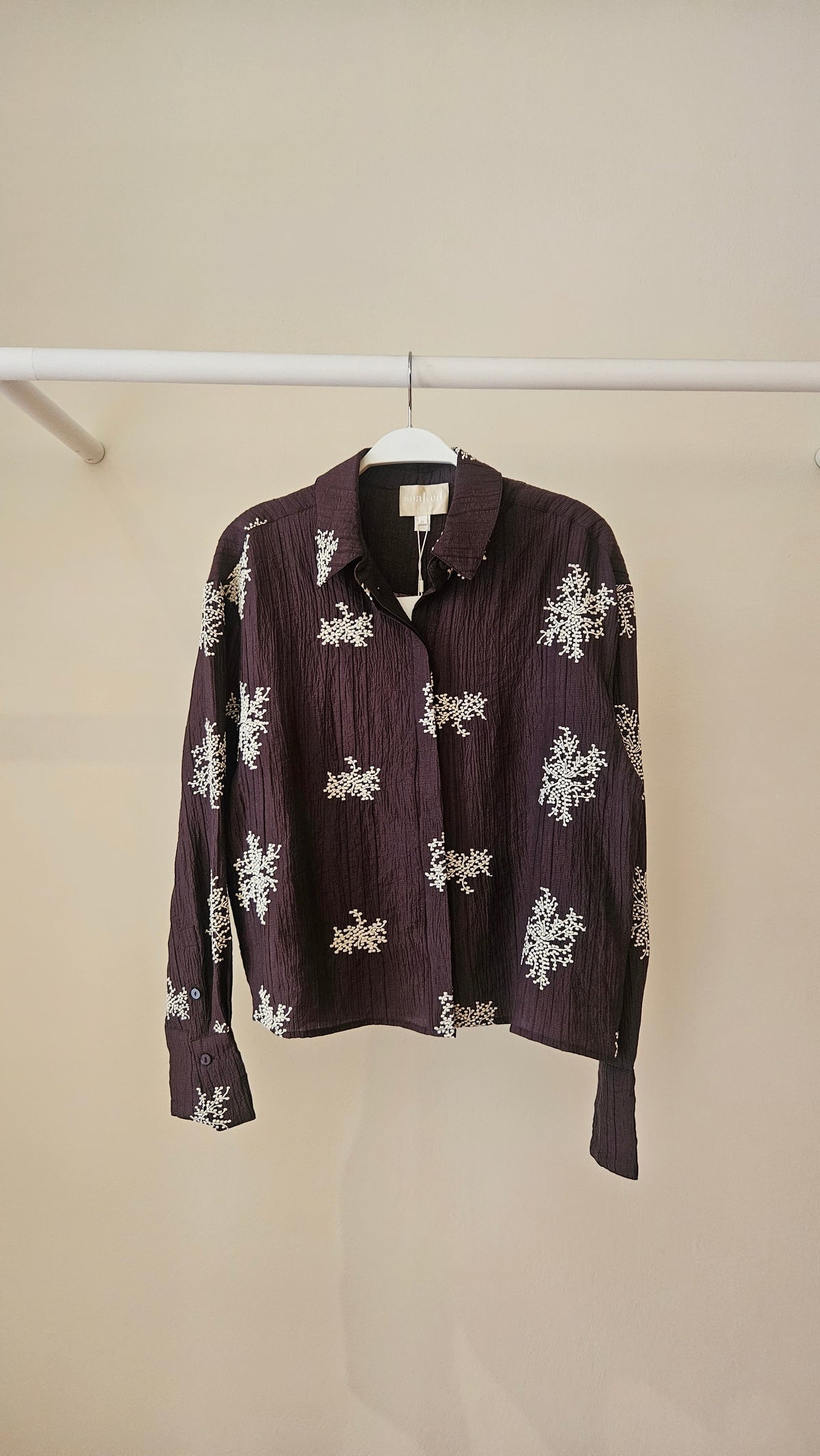 Camisa Berenjena Flores Blancas