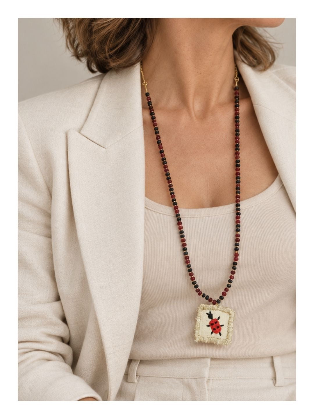 Colgante Piedras y Bordado Mariquita