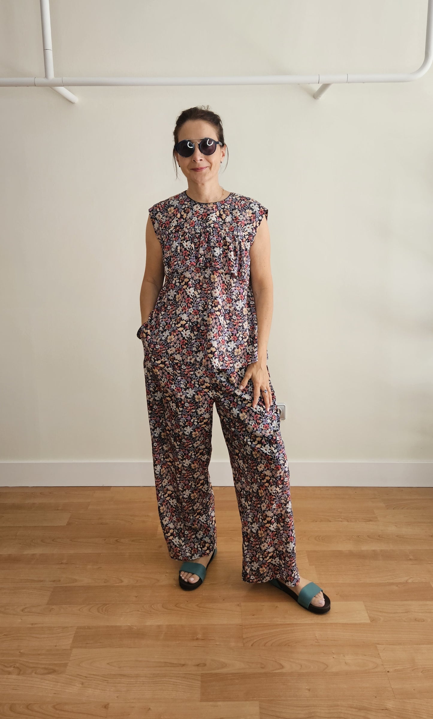 Pantalón/Peto Negro Flores Multicolor Japón