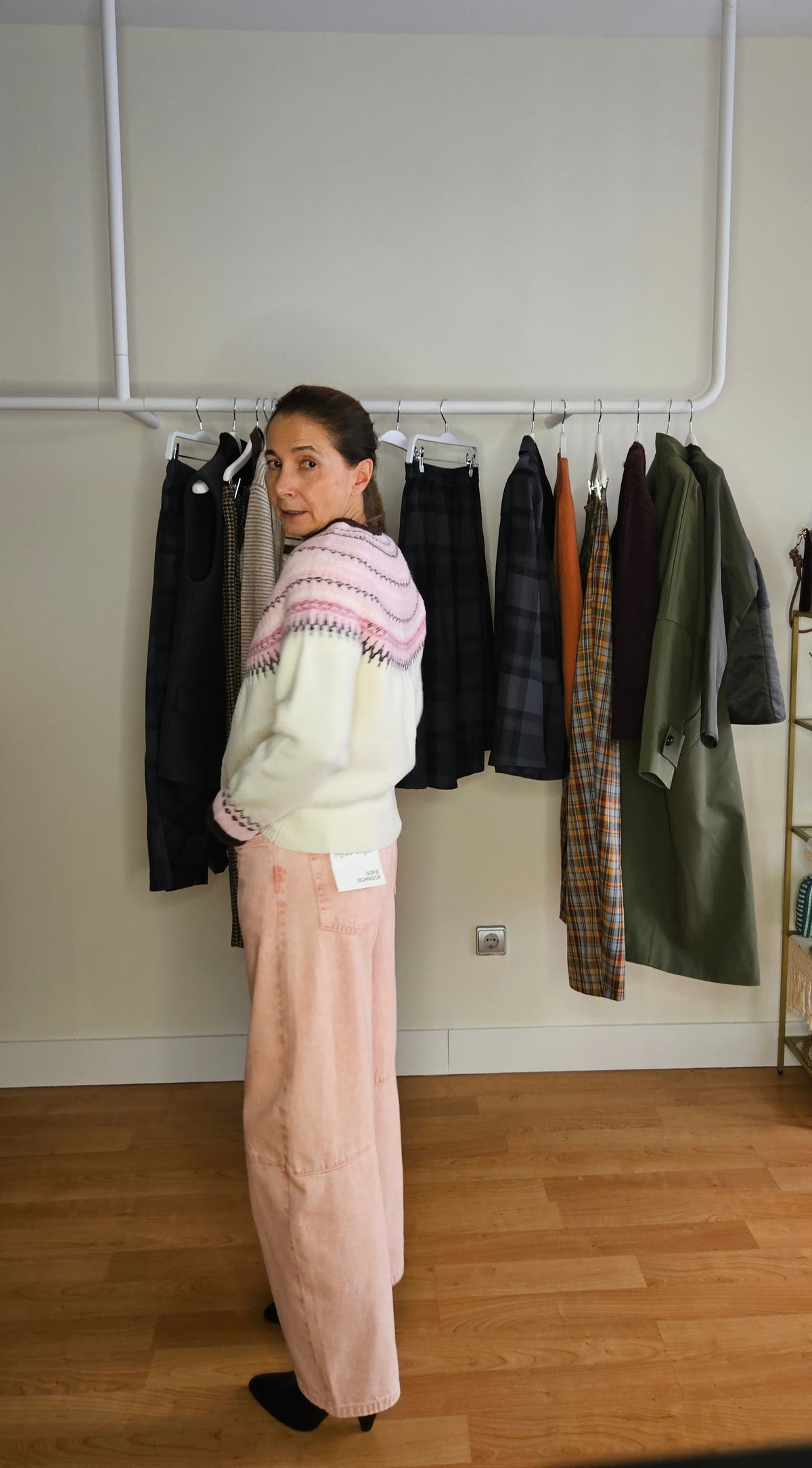 Chaqueta Punto Cruda Cenefas Rosas y Granates