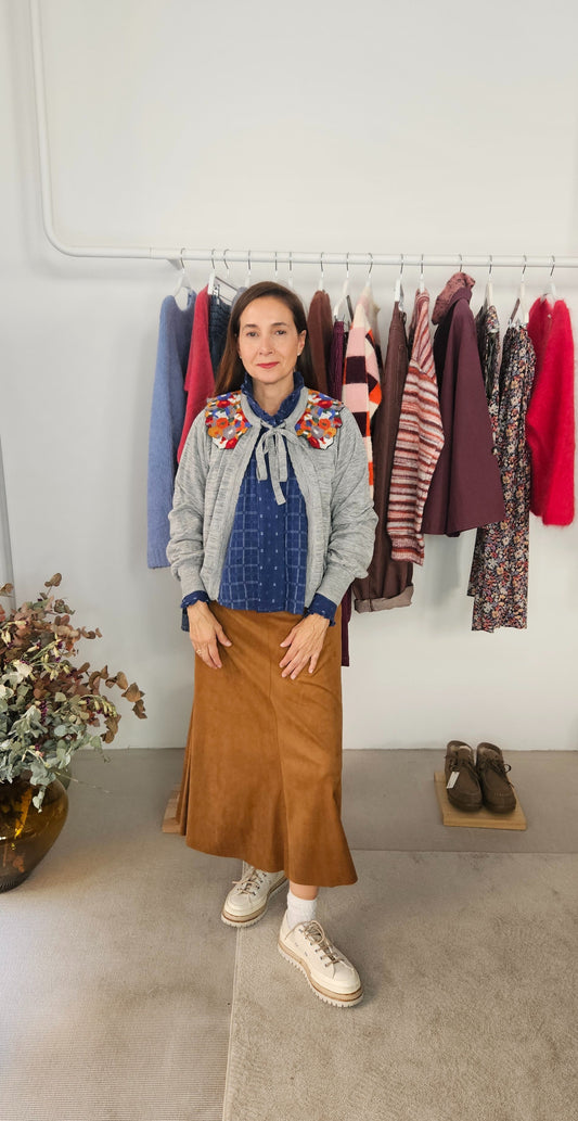 Chaqueta Gris con Cuello Bordado
