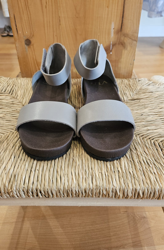 Sandalia Piel Tira Ancha Gris