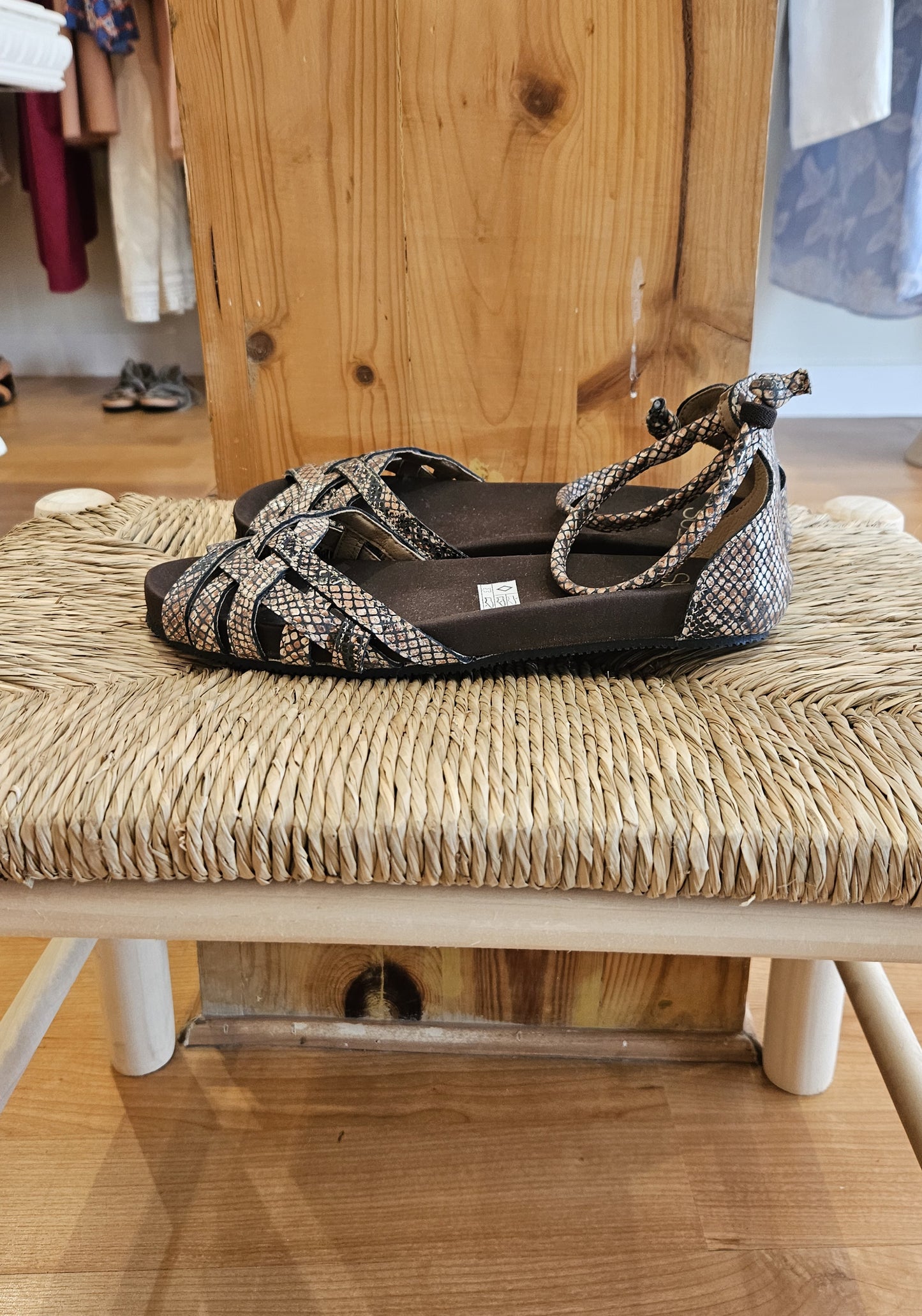 Sandalias Tiras Serpiente Marrón