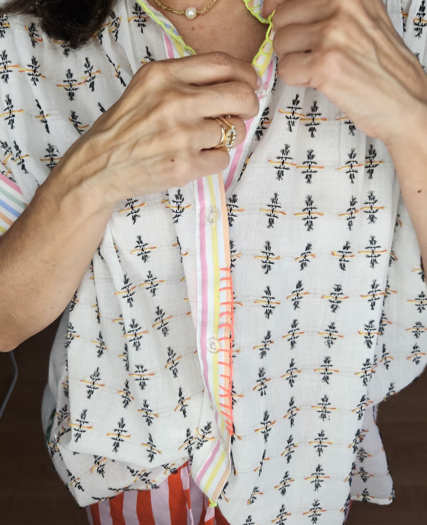 Camisa Blanca Bordado Multicolor