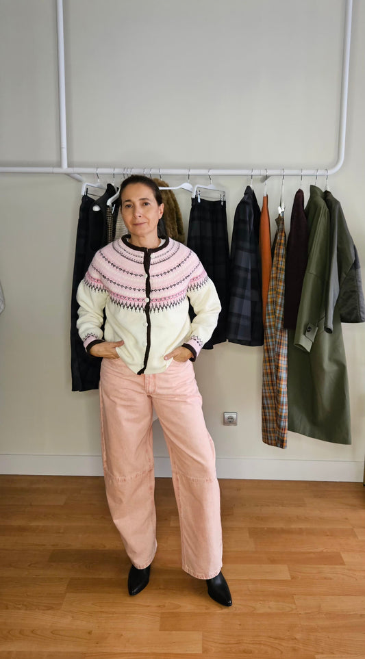 Chaqueta Punto Cruda Cenefas Rosas y Granates