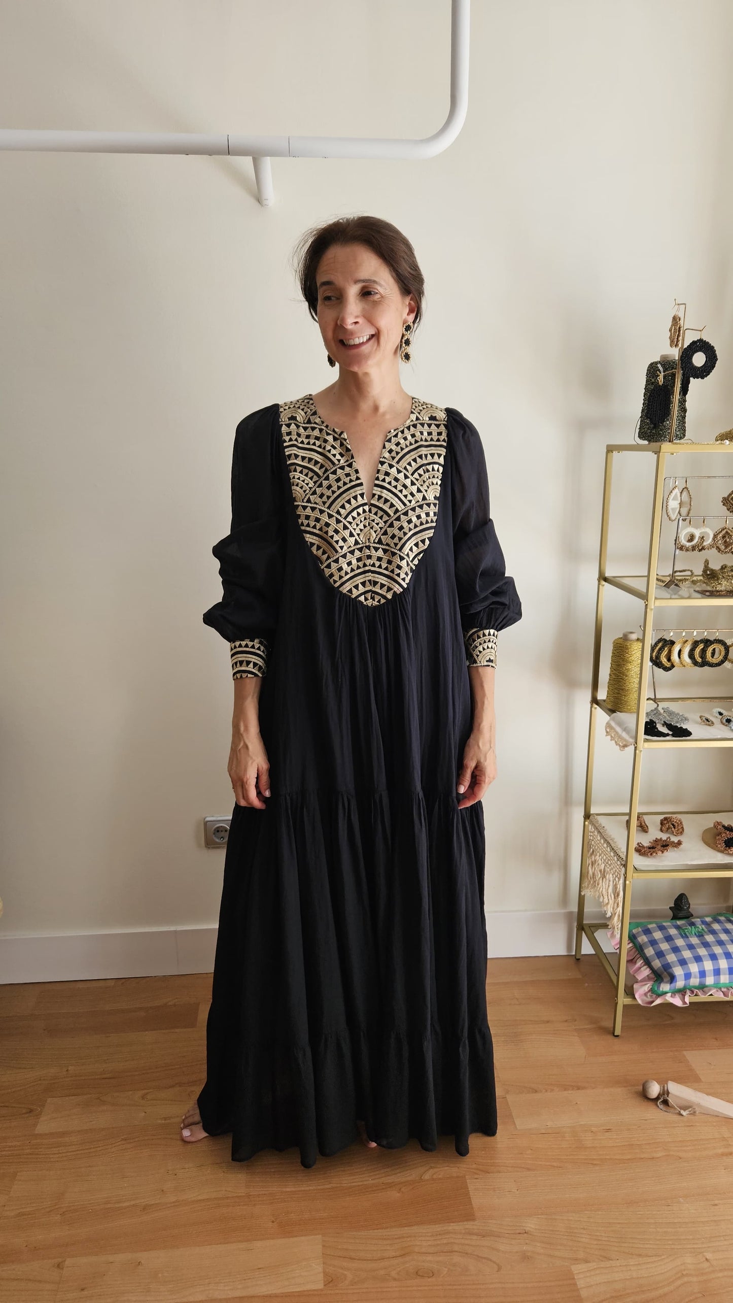 Vestido Negro Bordados Dorado