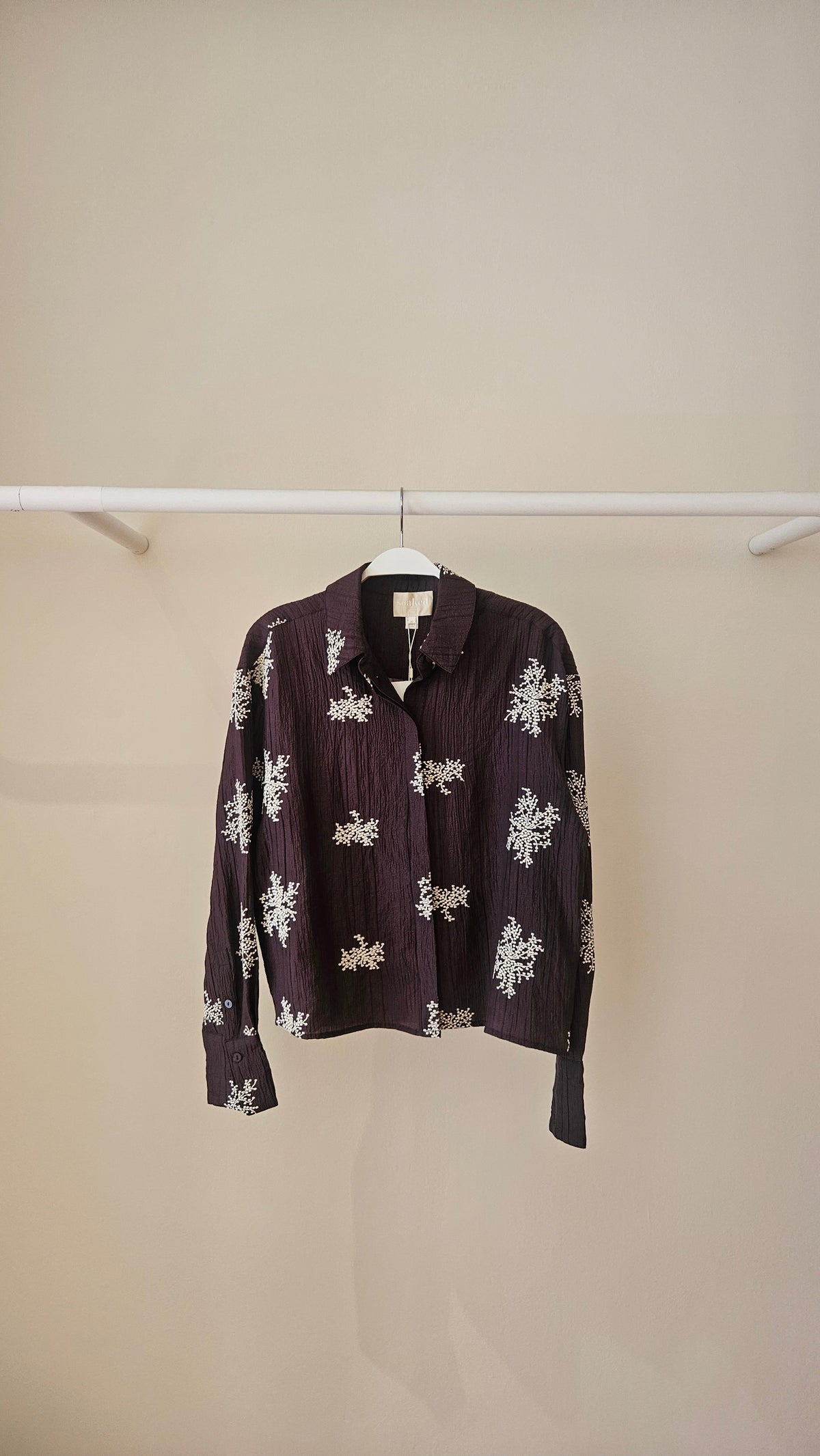 Camisa Berenjena Flores Blancas
