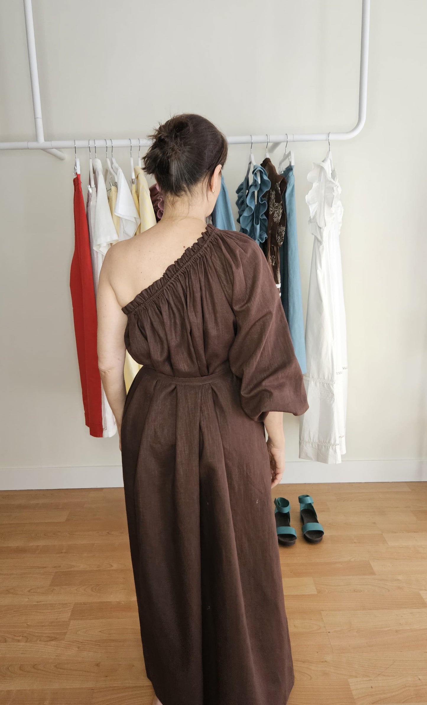 Vestido Lino Un Hombro Chocolate Suela
