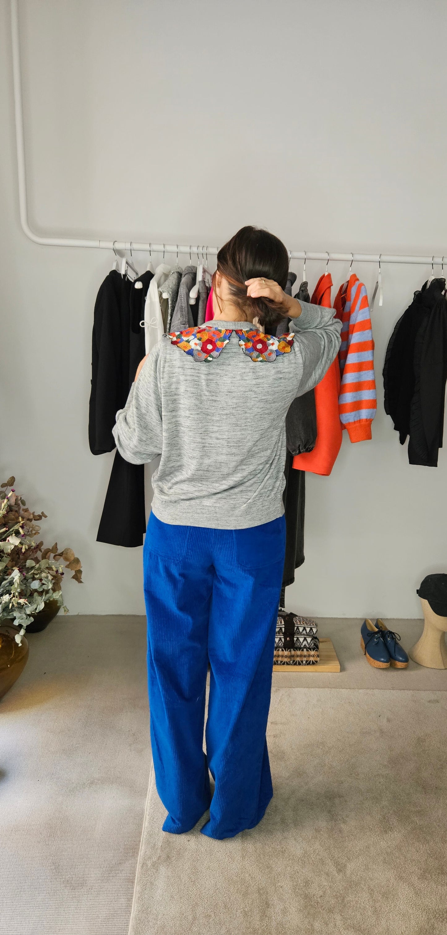 Chaqueta Gris con Cuello Bordado