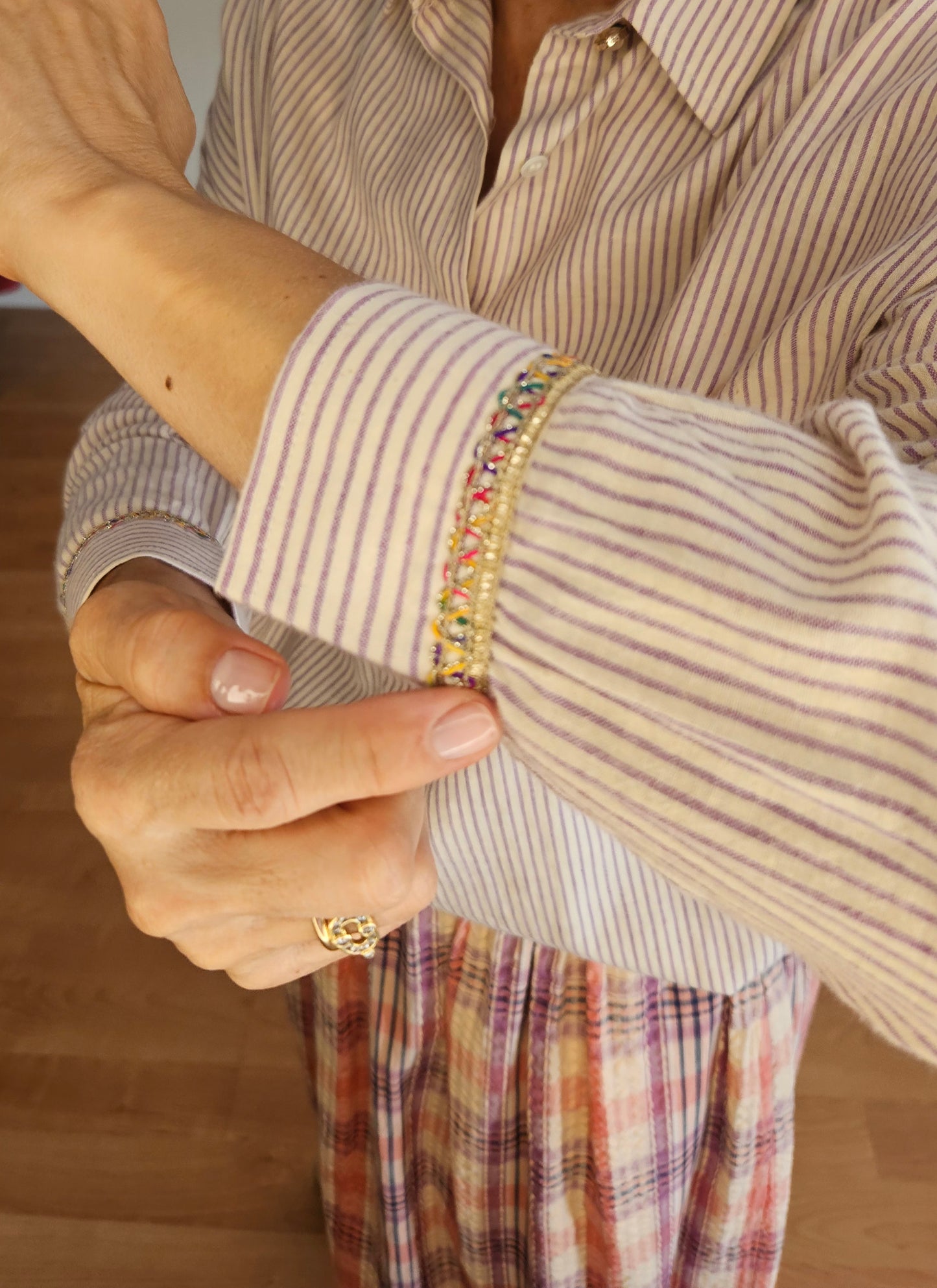 Camisa Rayas Bordados Puño