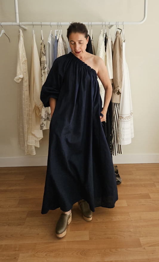 Vestido Lino Un Hombro Azul Marino Suela