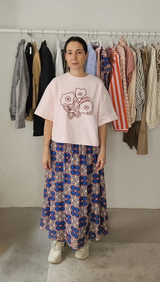 Camiseta Rosa Flores Bordas. Da talla.