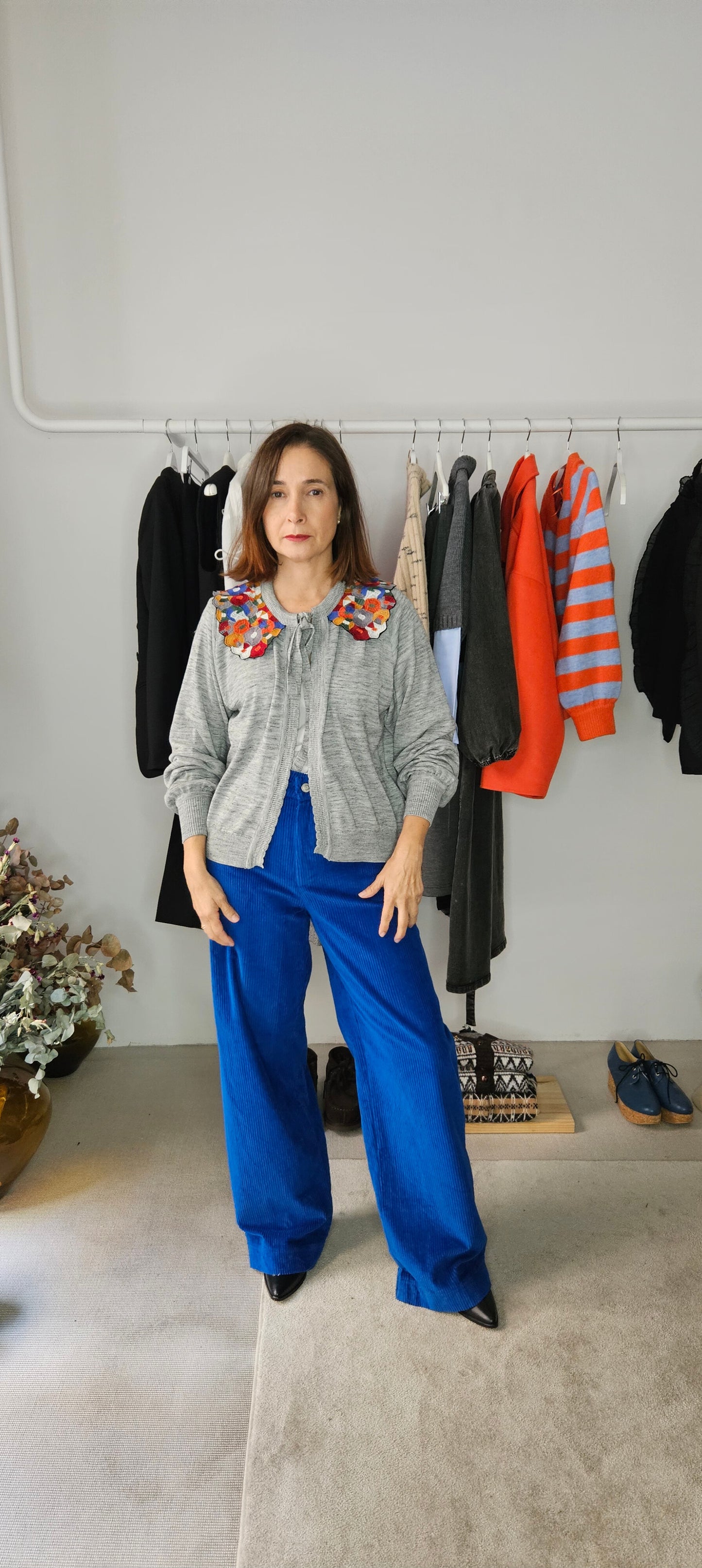 Chaqueta Gris con Cuello Bordado