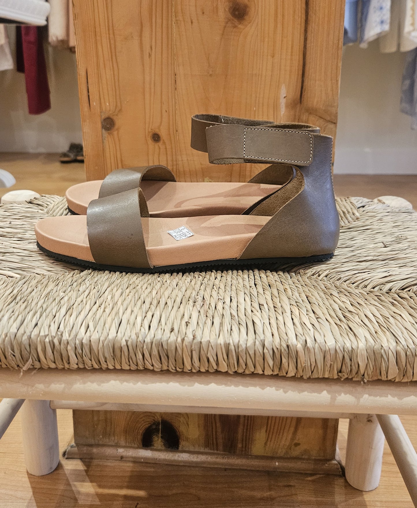 Sandalia Tira Ancha Kaki
