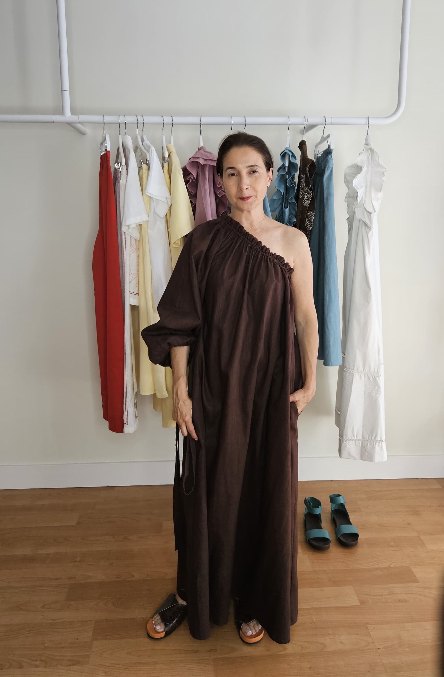 Vestido Lino Un Hombro Chocolate Suela